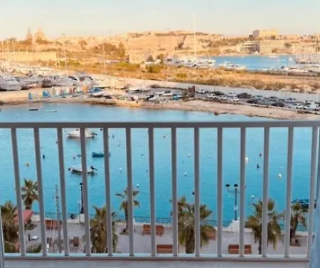 Seafront In דירה *